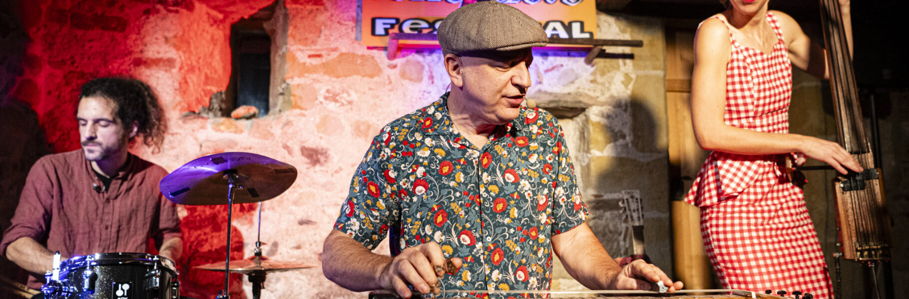 Frank Powlesland (lap steel, banjo. vocals), Lea Rovero (double bass), Nicolas Wolf (drums).
La Bête à 3 Têtes @ 17ème Vully Blues Festival, Praz (FR), Switzerland, 09.11.2024.
(c) Christophe Losberger