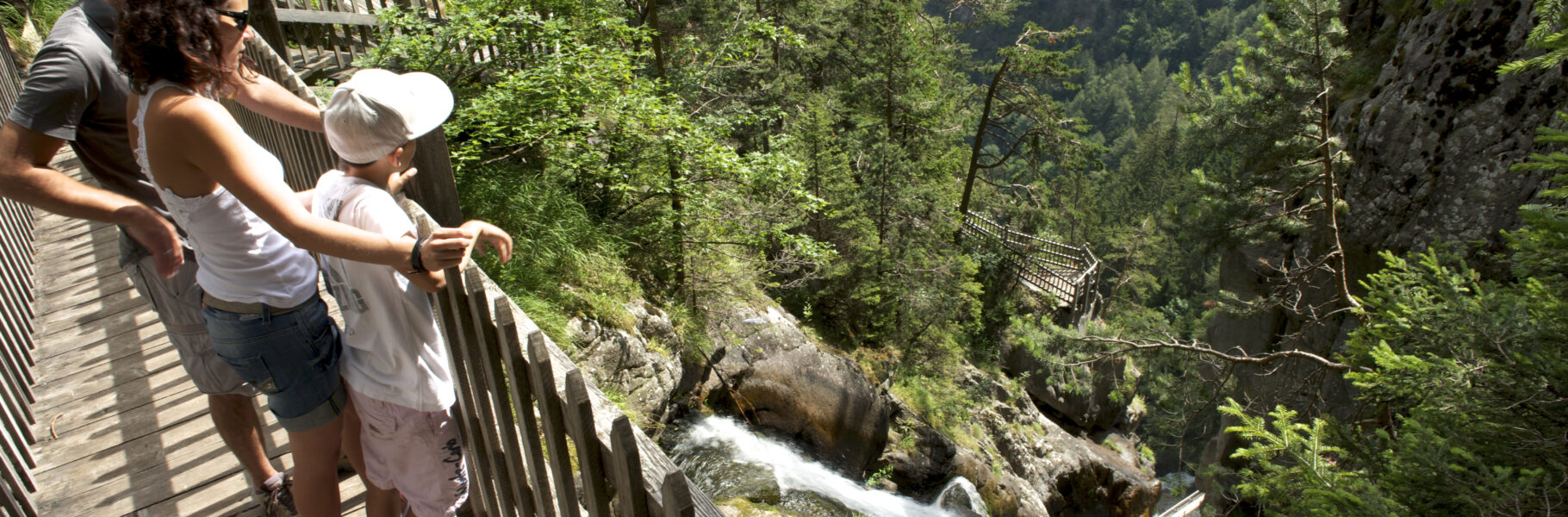 Escaliers et passerelles des gorges du Dailley, avec visiteurs